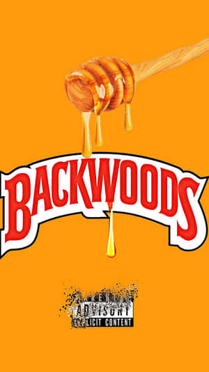 蜂蜜從木棒滴到橙色背景上的紅色Backwoods標誌上。 — 森林 壁紙