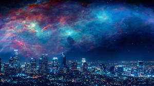 城市燈光在色彩繽紛的宇宙天空下閃耀，伴隨著旋轉的星雲雲層。 — 城市風景 壁紙