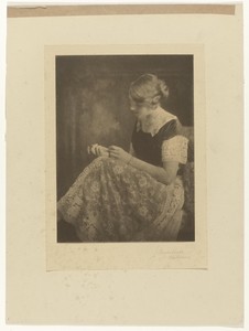 Jacob Merkelbach 創作的《未知女性的肖像》，創作於1913年至1942年間，材質為紙板、紙張，採用溴油工藝。下載此藝術作品作為高解析度桌布。