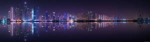 杜拜夜景，色彩繽紛的燈光倒映在水中。 — 城市風景 壁紙