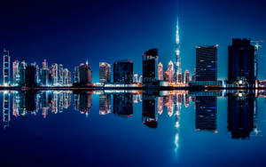 杜拜夜景，摩天大樓倒映在平靜的水面上。 — 城市 壁紙