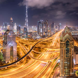 夜晚的杜拜城市景觀，燈火通明的摩天大樓和發光的高速公路。 — 杜拜 壁紙