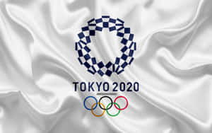 白色緞面布料上的東京2020奧運標誌，下方有五環。 — 奧運 壁紙