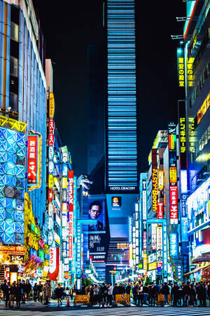 霓虹燈照亮的東京夜晚街道，人群和高聳的招牌。 — 城市燈光 壁紙