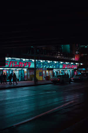 霓虹燈下的東京夜晚街道，濕漉漉的路面和經過的車輛。 — POCO Pad 壁紙