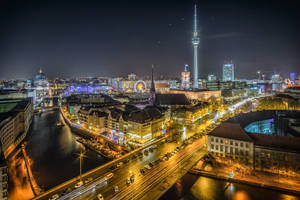 柏林夜景，建築物和河流被照亮 — 柏林 壁紙