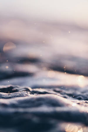 溫柔的海浪捕捉金色陽光，帶有柔和散景高光。 — 波浪 壁紙