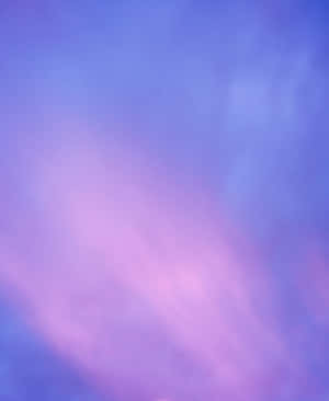 暮色中帶有縷縷薄雲的粉紫和粉紅色天空。 — Galaxy Z Fold 5 壁紙