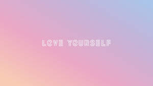 帶有love yourself文字的漸變背景 — 粉紅色美學桌面 壁紙