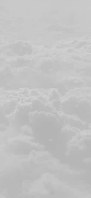 在極簡單色場景中，柔和灰色雲朵充滿天空。 — iPhone 14 Pro Max 壁紙