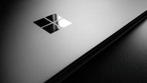 帶有Microsoft標誌的銀色筆記型電腦特寫