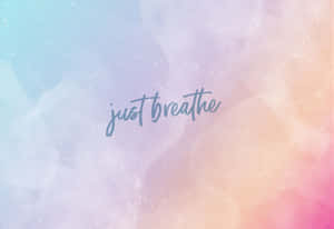 粉彩水彩背景，以草書呈現「just breathe」字句。 — 可愛又粉嫩 壁紙