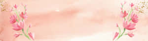 在柔和的蜜桃色背景上，帶有金色亮粉的粉紅水彩花朵。 — 32:9 壁紙