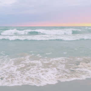 粉彩日落，海浪沖刷沙灘 — 夕陽天空 壁紙