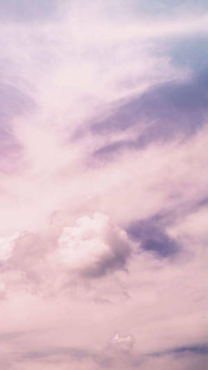 粉彩粉紅和紫色雲朵在寧靜的天空中飄浮。 — 可愛又粉嫩 壁紙