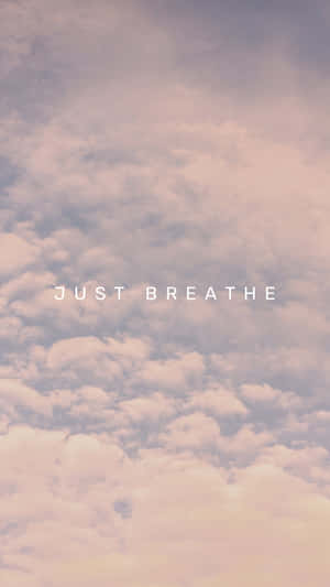 粉彩天空配蓬鬆雲朵和文字 just breathe 帶來平靜。 — 美學天空 壁紙