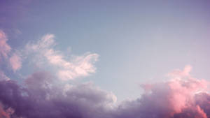 粉彩粉紅和紫色的雲朵在平靜的暮色天空中飄移。 — 美學天空 壁紙