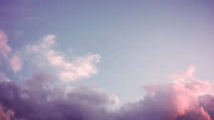 粉彩粉紅和紫色的雲朵在平靜的暮色天空中飄動。 — 美學天空 壁紙