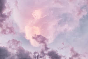 粉彩粉紅和紫色雲朵在暮色天空中柔和發光。 — 可愛 壁紙