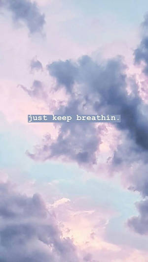 帶有激勵文字 just keep breathin 的粉彩天空。