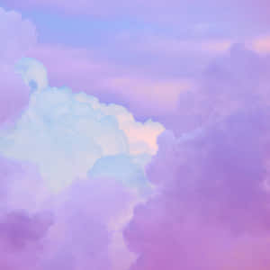 寧靜暮色天空中的粉彩紫色和藍色雲朵。 — iPad 第10代 壁紙