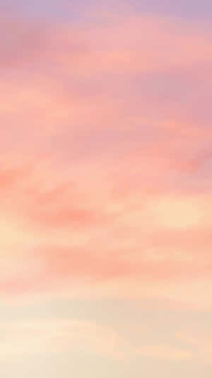 粉紅和蜜桃色雲朵在寧靜的暮色天空中飄蕩。 — 多色 壁紙