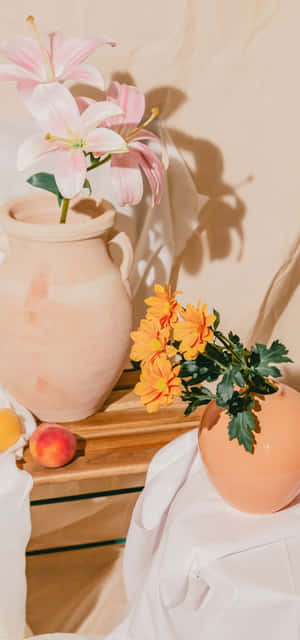 靜物畫 粉紅百合 橙色雛菊 陶盆 桃色和白色布料 — 榮耀 X80i 壁紙