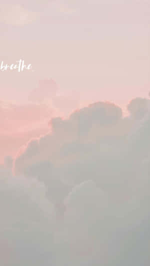 粉紅色和灰色雲朵配上白色的 breathe 字樣。 — 天使 GIF 壁紙
