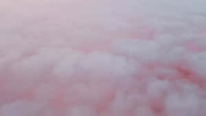 粉紅色和白色雲朵在寧靜的天空中飄浮，帶有柔和的漸變。 — 粉嫩粉彩美學 壁紙