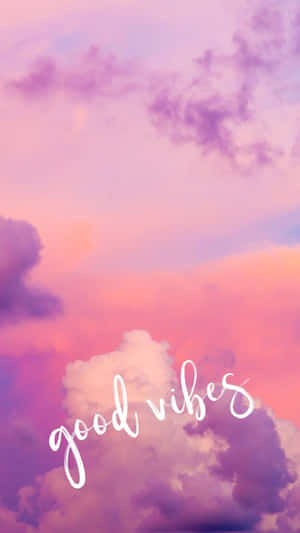 粉紅色和紫色的天空，蓬鬆的雲朵，白色斜體字 good vibes。 — 美學粉色GIF 壁紙