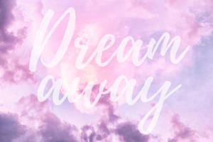 在粉彩粉紅和紫色雲朵上的白色草書 Dream away 文字 — 可愛又粉嫩 壁紙