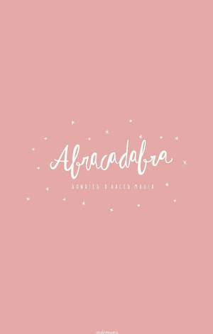 粉紅色背景，白色草書文字 Abracadabra 和小星星 — 粉紅色系 壁紙