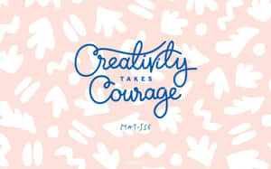 粉紅色背景，白色抽象形狀，藍色文字寫著 'Creativity Takes Courage'。 — 動力 壁紙