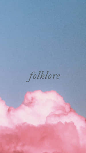 粉紅雲朵在藍色天空中漂浮，中央以草書寫著「folklore」。 — 泰勒絲 壁紙