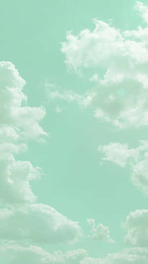 薄荷綠色天空，柔軟的白雲輕輕飄浮。 — 低對比 壁紙