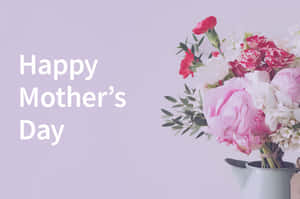 花瓶中的花卉佈置旁有Happy Mother's Day文字。 — 母親節 壁紙