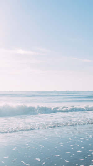 平靜的海浪拍打海灘，晴朗藍天下，遠方有船隻。 — 海洋 壁紙