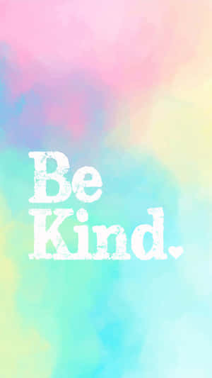 在粉彩水彩背景上以白色紋理字體顯示的 Be Kind 訊息 — 扎染 壁紙