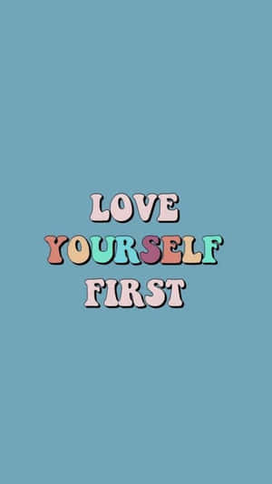 在青色背景上以色彩繽紛的復古字體顯示的勵志語句「Love Yourself First」。 — 氣球 壁紙