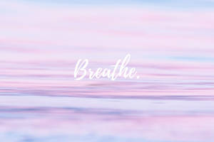 帶有白色 breathe 字樣的粉彩天空 — 可愛又粉嫩 壁紙