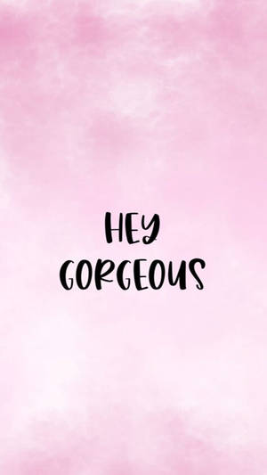 粉紅色水彩背景，帶有黑色文字，上面寫著 hey gorgeous。 — 簡約 壁紙