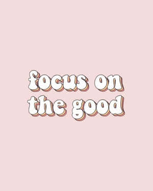 在柔和粉紅色背景上以粗體3D風格文字呈現的勵志名言 focus on the good — 美學天空 壁紙
