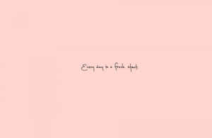 粉紅色背景，帶有勵志名言 every day is a fresh start 草書體。 — 粉紅色美學桌面 壁紙