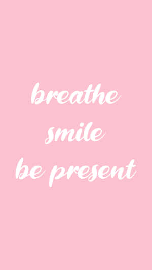 粉紅色背景，白色草書勵志文字 breathe smile be present。 — 肯定語 壁紙