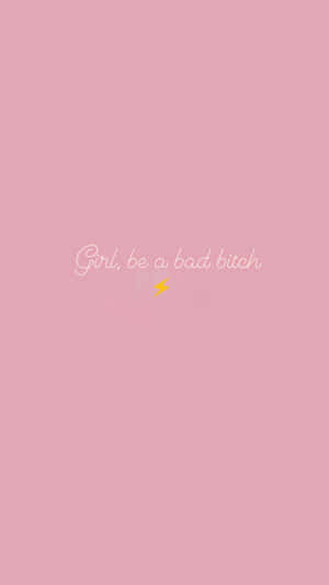 粉紅色背景，白色草書文字寫著「Girl, be a bad bitch」，以及一個黃色閃電。 — 憂鬱美學 壁紙