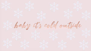 粉紅色桌布，帶有白色雪花和玫瑰金色文字，寫著 baby it's cold outside。