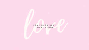 粉紅色背景，白色草書文字顯示love，以及較小文字love is patient love is kind — 高清 壁紙