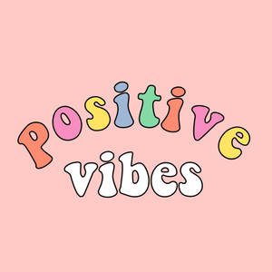 粉紅色背景上以色彩繽紛泡泡字體呈現的 Positive vibes 文字 — 粉紅色系 壁紙