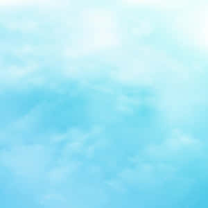 柔和藍色天空，縷縷薄雲在日光中閃耀。 — 藍天 壁紙