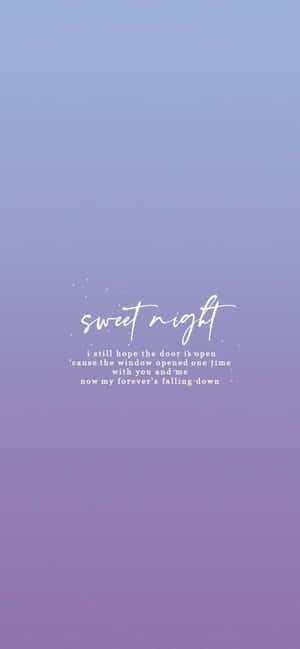 紫色漸層背景，帶有白色草書文字，寫著 sweet night 和詩意引言。 — Galaxy S24 FE 壁紙